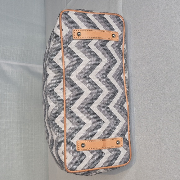 Dooney & Bourke LARGE Chevron Tote Bag w/Dust Bag LIKE NEW